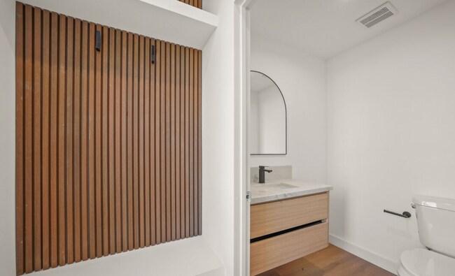 Building Photo - RECENTLY RENOVATED TOWNHOME | 5 BED 5 BATH | PRIVATE ROOFTOP DECK |  PET FRIENDLY | SPACIOUS BEDR...