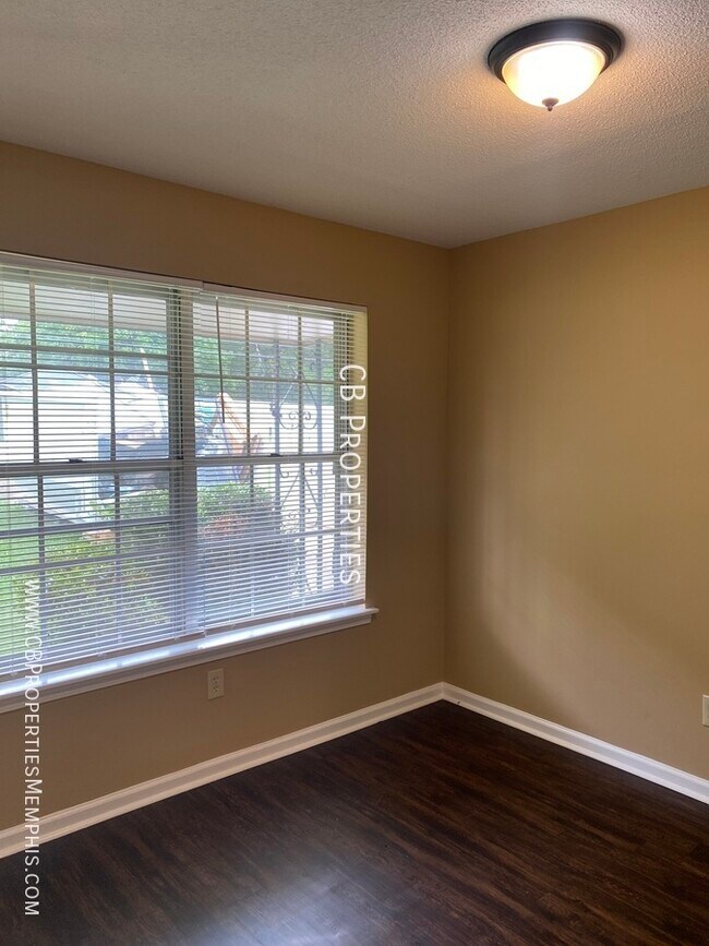 Building Photo - 3 Bed and 1.5 Bath Home