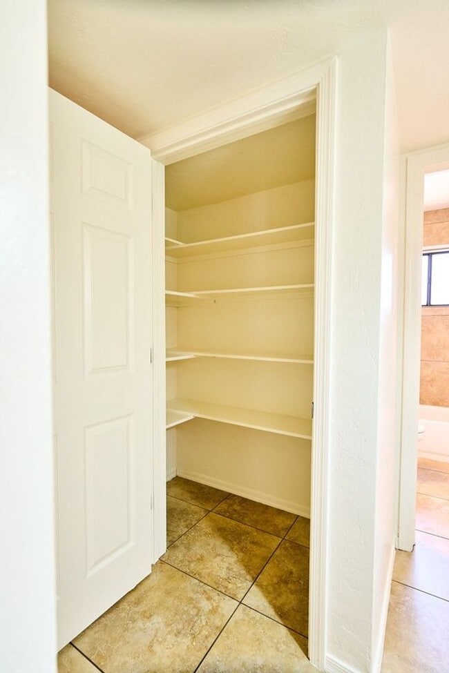 Building Photo - Eastside (Broadway and Wilmot) 3 bedroom, ...