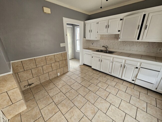 Building Photo - 10014 Sladden Ave