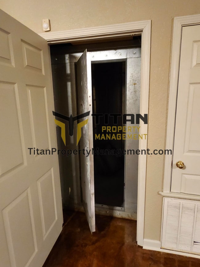 Building Photo - 3b/2b house