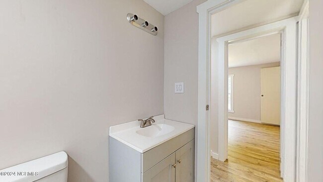 Building Photo - 308 Queens Rd