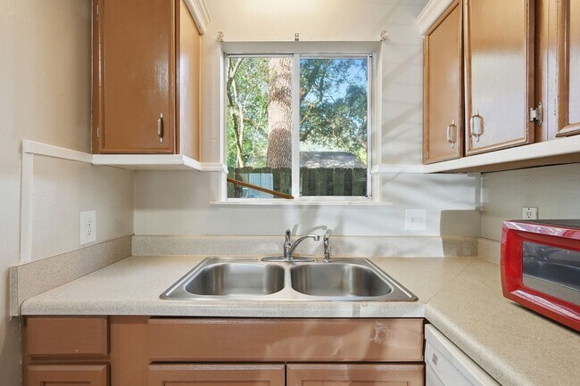 Building Photo - Charming 2 Bedroom Condo with Community Pool!
