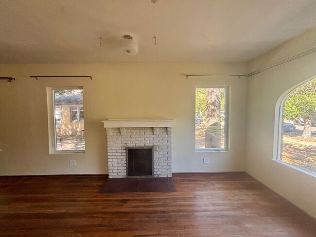 Building Photo - Hemphill Park Gem! 4 Bed/2.5 Bath - Availa...