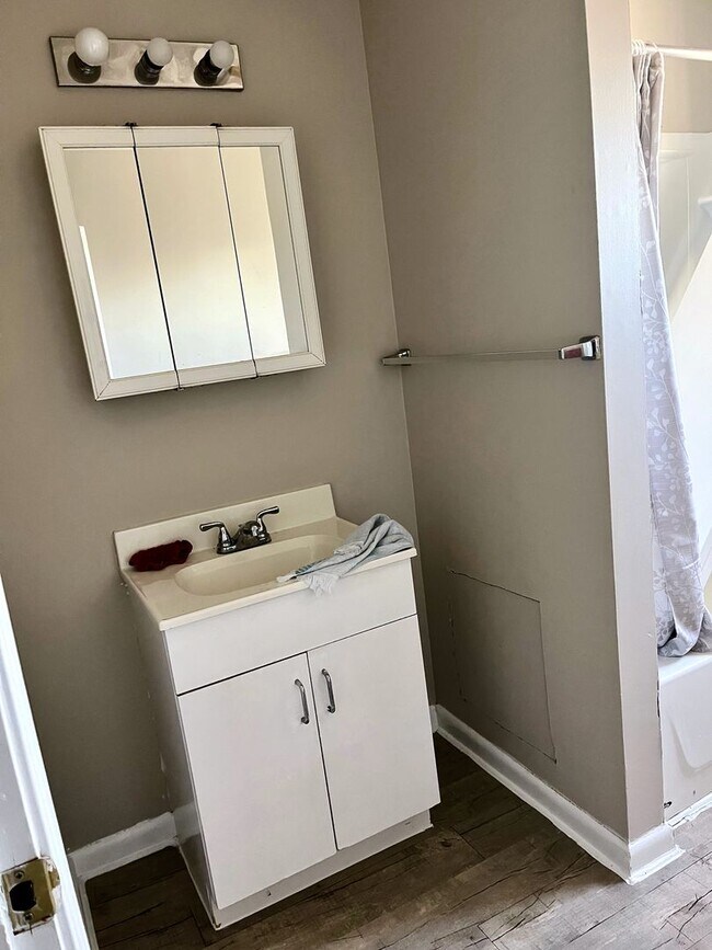 Building Photo - *** Amazing Apartment in Mt. Washington * Pet Friendly * Duplex style * Available Now * Spacious ...