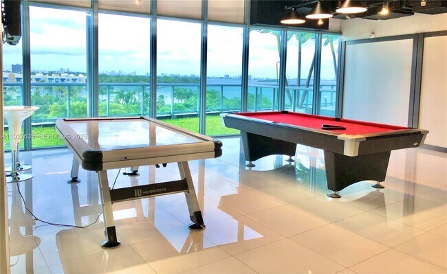 Building Photo - 601 NE 36th St