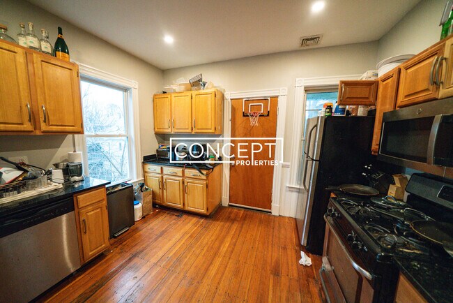 Building Photo - 63 Hillside St