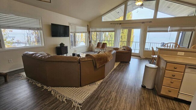 Building Photo - Fully Furnished Condo on Lake - This can be unfurnished