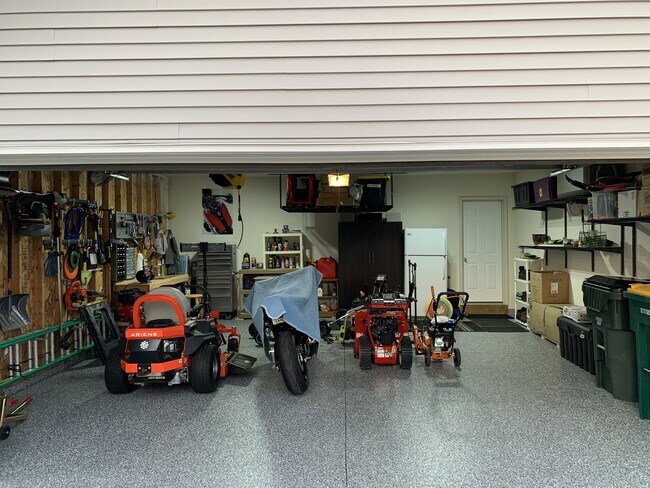 Garage - 611 Wellington Dr