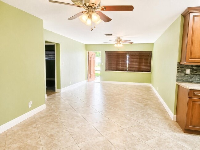 Building Photo - 1261 NE 2nd St