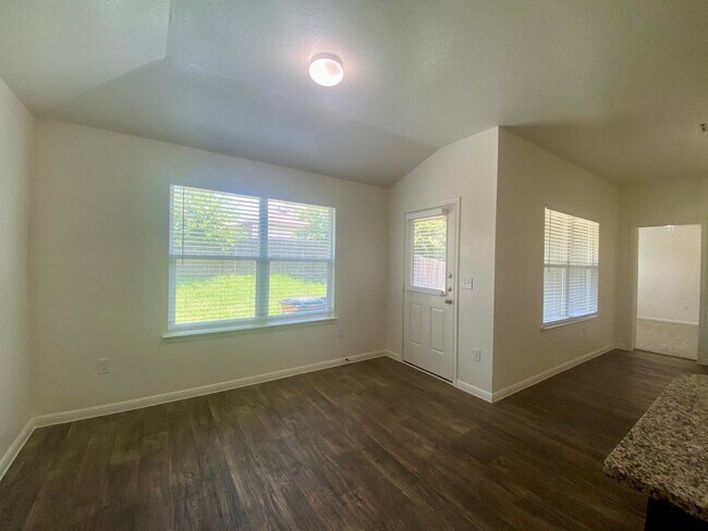 Building Photo - Updated Home in Pioneer Crossing! Available for July!