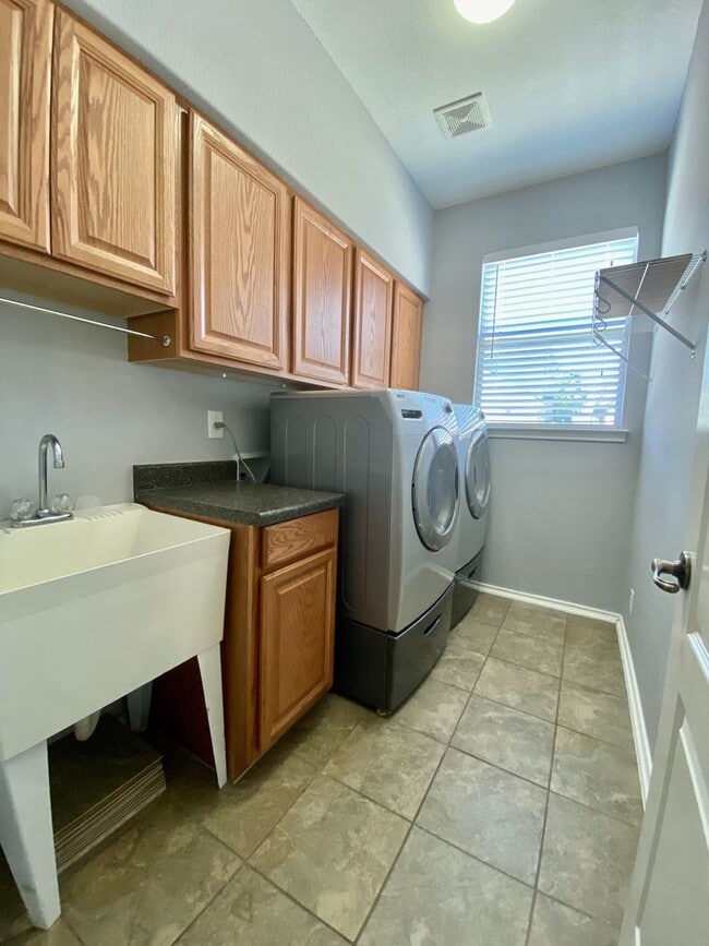 Building Photo - Medical Center/USAA/ UTSA 3 BD/2.5 BA Ready for Move In!