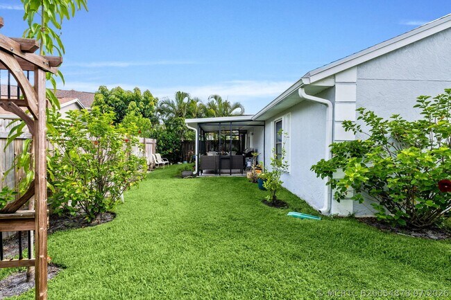Building Photo - 1599 Bayridge Pl