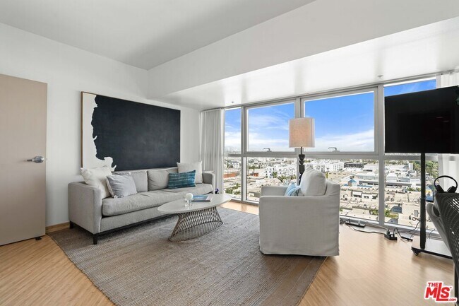 Building Photo - 13700 Marina Pointe Dr