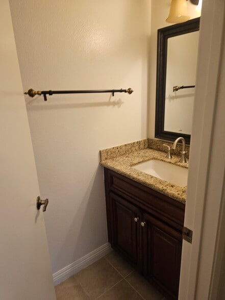 Powder room - 25 Weepingwood