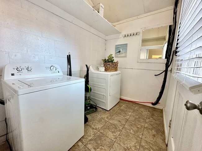 Building Photo - Updated & READY NOW!! A 3-Bedroom Great Neck Home! Excellent Schools! All Appliances Convey!