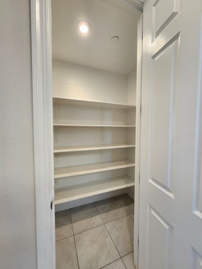 Building Photo - Beautiful Plumas Lake home on a large lot with SOLAR