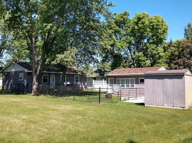 Building Photo - 4 Bedroom 1 Bath Home For Rent in St. Cloud!