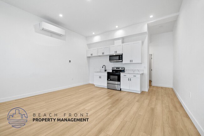 Building Photo - 1049-1053 Pine Ave.