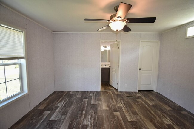 Building Photo - Two Bedroom Updated Mobile Home with Fenced Yard!