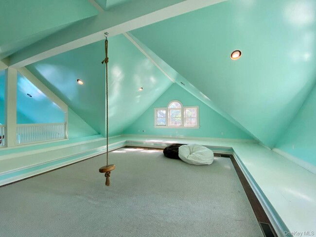 Building Photo - 20 Quogue St
