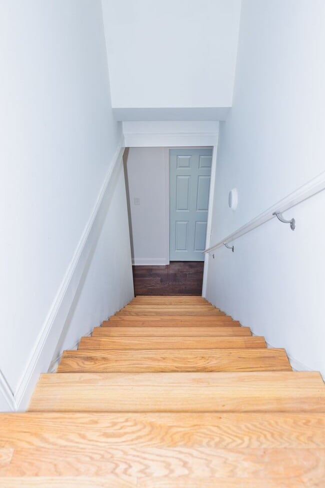 Building Photo - Spacious 4/3.5 w/ Master on Main and Fully...