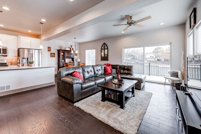 Building Photo - 2 Bedroom Luxury townhome