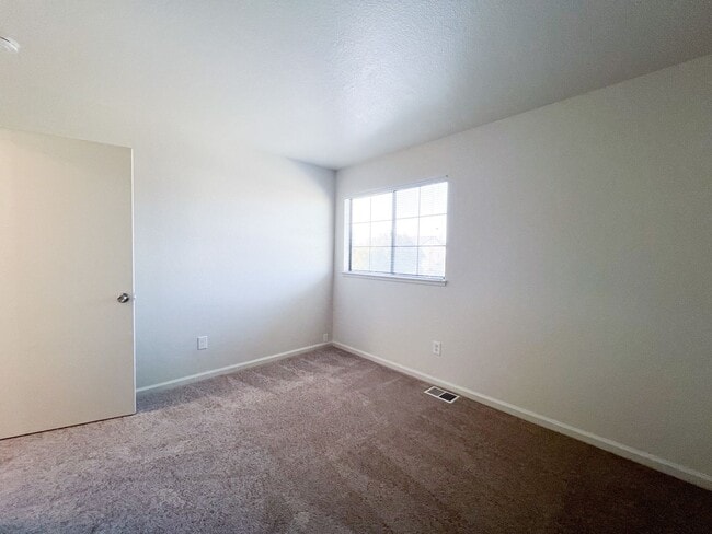 Building Photo - Newly Renovated 4 Bed, 3 Bath Home