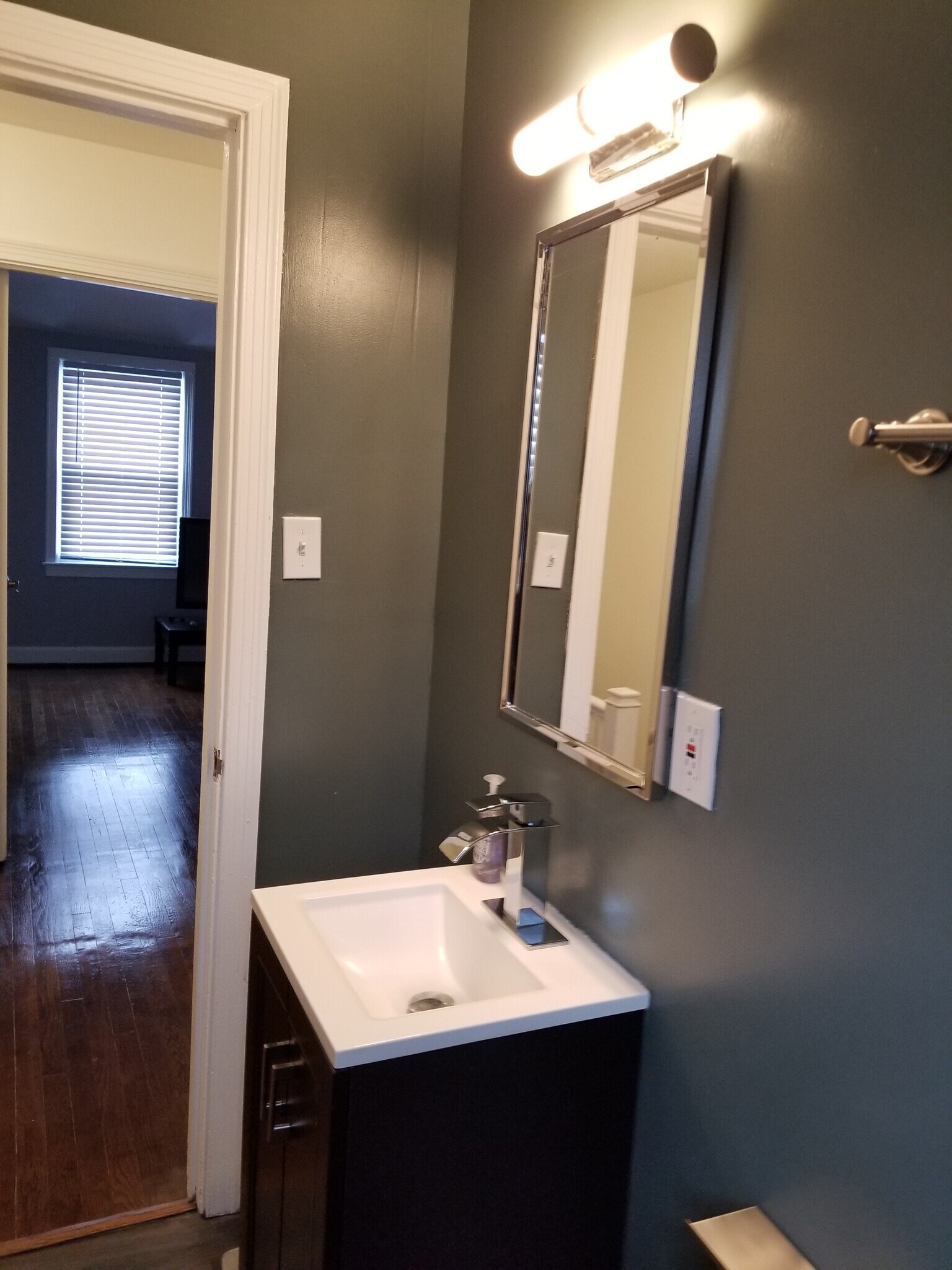 Upstairs Bathroom - 118 Forrester St SW
