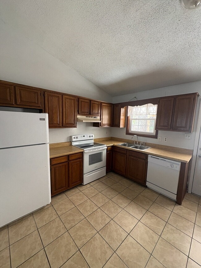 Building Photo - 103 Pine Crest Dr