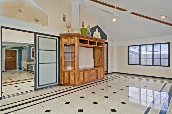 Building Photo - 4810 Saxon St
