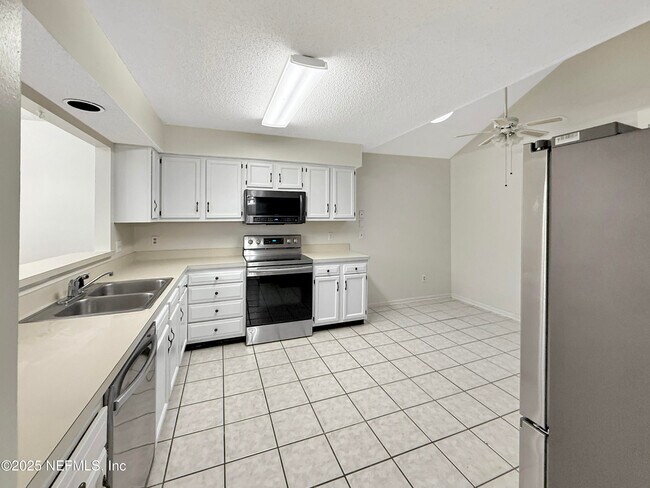 Building Photo - 10879 Cabbage Pond Ct