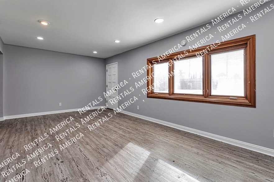 Building Photo - 2964 E Clarendon Ave