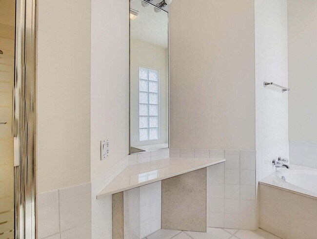 Building Photo - 8533 SE Palm Hammock Ln