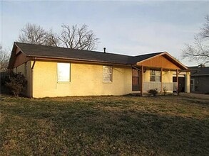 Building Photo - Available November 1st! 3 Bed/1.5 Bath Hou...