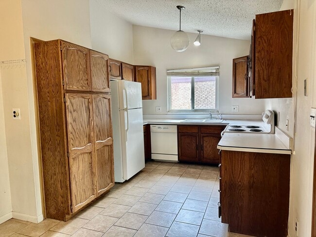 Building Photo - 21669 Tulipwood St