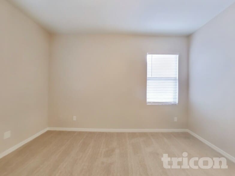 Building Photo - 880 W Busa Dr