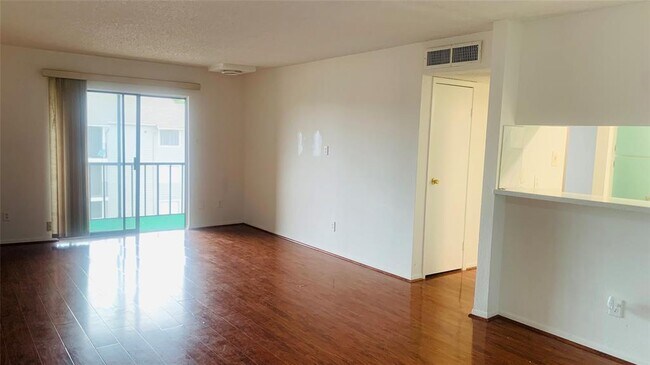 Building Photo - 10110 Forum W Dr