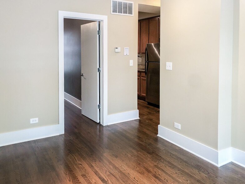 Building Photo - 1847 W Cornelia Ave