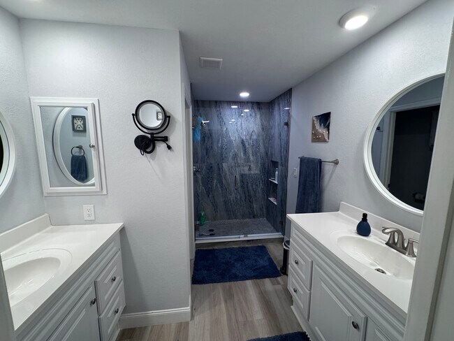 Building Photo - 3509b Avenida Madera