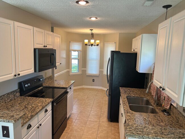 Building Photo - Three Bedroom Home in Bayview Farms - Jame...