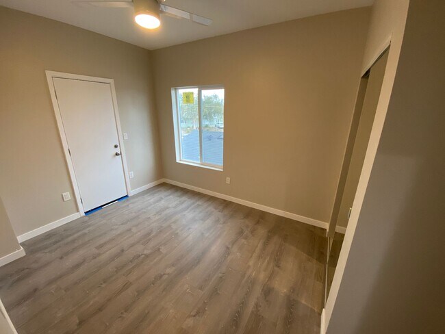 Building Photo - 4BD/2BA with a Balcony!