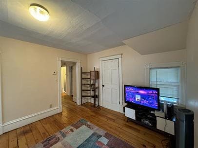 Building Photo - "Cozy 1-Bedroom Retreat in Minneapolis - Your Perfect Upper-Level Haven!"