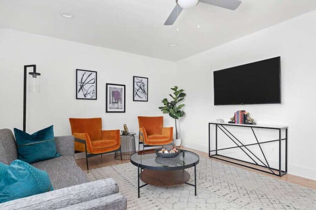 Building Photo - 1136 Crescent Ave NE