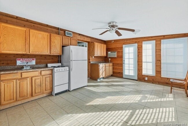 Building Photo - 4900 E St Charles Ave