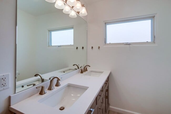 Building Photo - Charming 3 Bedroom Kensington Home