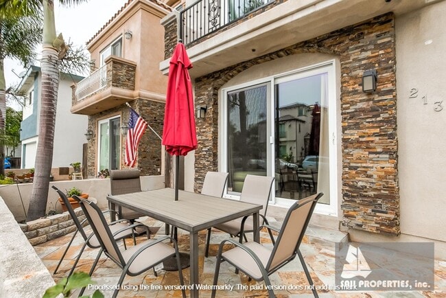 Building Photo - Gorgeous, Large downtown Huntington Beach Vacation Rental