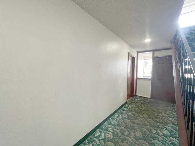 Building Photo - Nice Studio condo-swimming pool!