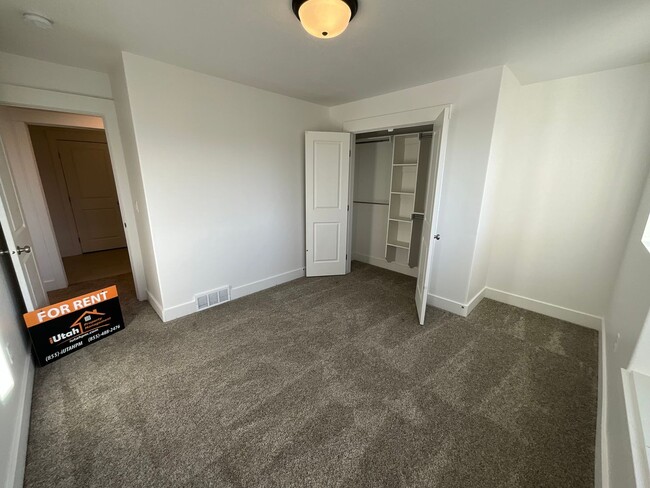 Building Photo - 3 bedroom 2.5 Bath Townhouse