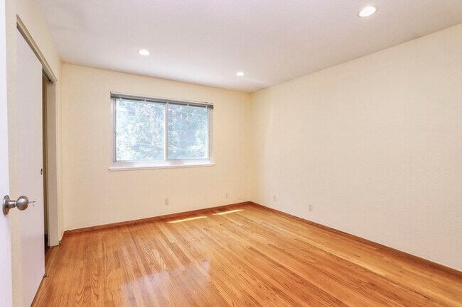 Building Photo - 4 Bed / 2 Bath Daly City Home With Stunnin...